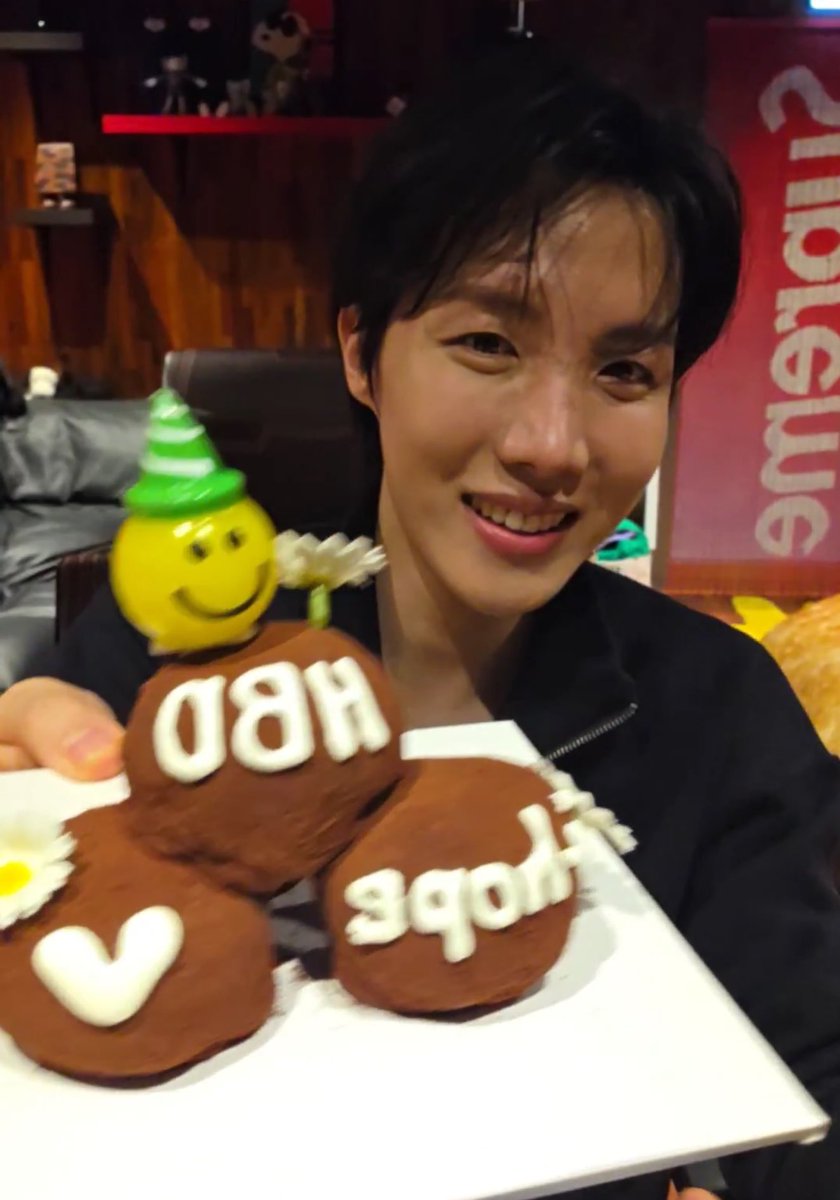 btschartsxdaily's tweet photo. #JHOPE with his cake 🎂💜 https://t.co/zVFV9rlH9s