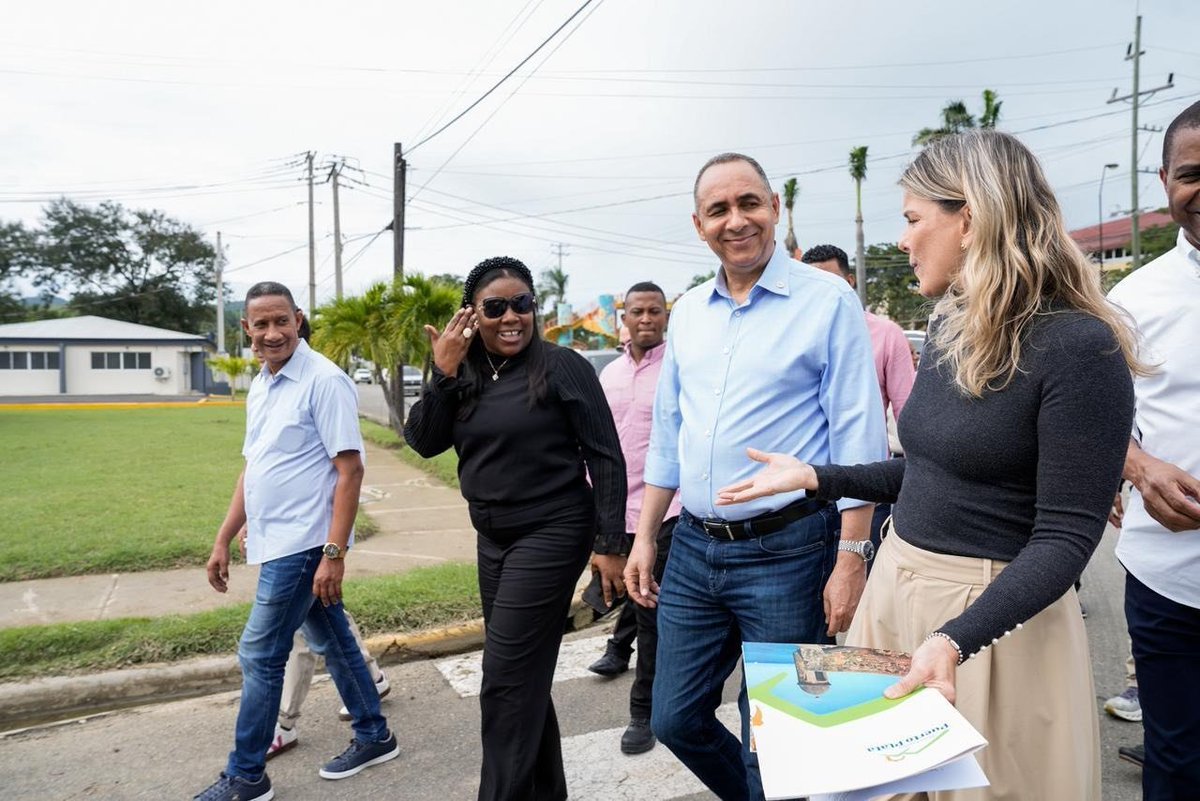 joeltorresDO's tweet photo. ¡Siempre trabajando con pasión y entrega, así se caracteriza, el Dr. Nelson Arroyo!

Seguimos consolidando una gestión cercana, humana y comprometida con el fortalecimiento del comercio y la institucionalidad del país 🇩🇴

Durante su recorrido por distintas áreas operativas, el director general de Aduanas, Dr. Nelson Arroyo, compartió con colaboradores y usuarios, reconociendo con una sonrisa sincera el esfuerzo y la dedicación de cada equipo de trabajo.

Su liderazgo se distingue por la cercanía, el respeto y la valoración constante del talento humano que día a día impulsa la eficiencia y transparencia en nuestras operaciones aduaneras.

Compromiso, humildad y reconocimiento al trabajo bien hecho.

Así seguimos avanzando, fortaleciendo la #DGA y aportando al desarrollo de la República Dominicana.

#AduanasRD @luisabinader @raquelarbaje @nelsonarroyop @aduanard