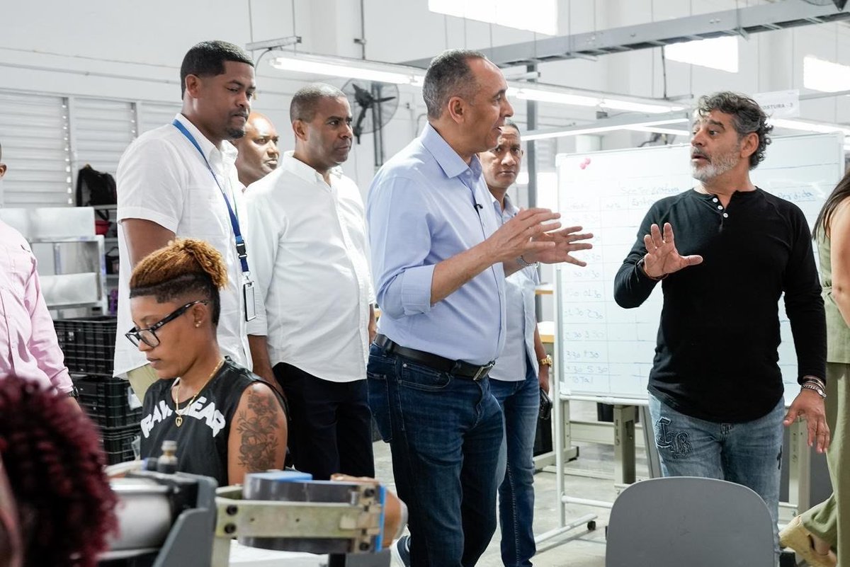 joeltorresDO's tweet photo. ¡Siempre trabajando con pasión y entrega, así se caracteriza, el Dr. Nelson Arroyo!

Seguimos consolidando una gestión cercana, humana y comprometida con el fortalecimiento del comercio y la institucionalidad del país 🇩🇴

Durante su recorrido por distintas áreas operativas, el director general de Aduanas, Dr. Nelson Arroyo, compartió con colaboradores y usuarios, reconociendo con una sonrisa sincera el esfuerzo y la dedicación de cada equipo de trabajo.

Su liderazgo se distingue por la cercanía, el respeto y la valoración constante del talento humano que día a día impulsa la eficiencia y transparencia en nuestras operaciones aduaneras.

Compromiso, humildad y reconocimiento al trabajo bien hecho.

Así seguimos avanzando, fortaleciendo la #DGA y aportando al desarrollo de la República Dominicana.

#AduanasRD @luisabinader @raquelarbaje @nelsonarroyop @aduanard