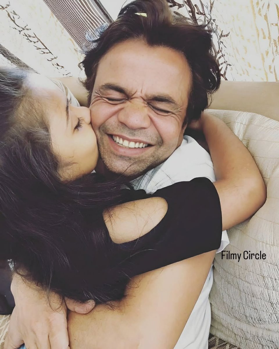 Rajpal yadav जेल से बेल के बाद अपने फैमली से मिले जिसका तस्वीर साझा किया! 

परिवार से एक पल दूर रहने का एहसास वही जाने जो दूर रहता है! 

कितनी प्यारी तस्वीर अपनी बच्ची के साथ 😊😊

सबको हँसाने वाला चुप रहा हसने और हँसाने वाला अंदर से बहुत नाजुक होता हैं,  दिलो दिमाग़ में कई बातें