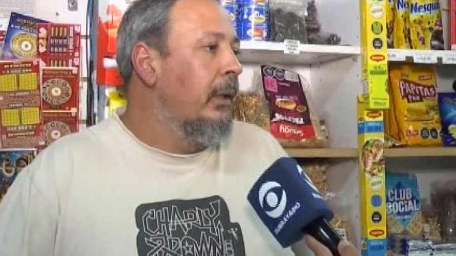 LahitteCarlos's tweet photo. Delincuente rapiñó almacén, golpeó al dueño,se llevó todo el dinero y efectuó disparos: "Esto lo tienen que parar de una vez",pagas impuestos, BPS, DGI, pagas caja registradora. Mañana se vence BPS 18 luquitas se las llevó el
Pobre ,hoy lo roba un Pichi y mañana lo roba el Estado https://t.co/tN39OQmi5e