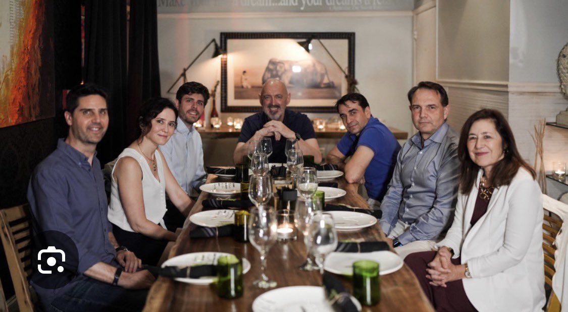 Un día la nombras ‘alumna ilustre’ y al siguiente te deja sin recursos para pagar la calefacción y los sueldos de los profesores y trabajadores. Aquí el rector compadreando en Miami con la ‘que se peina sola’…