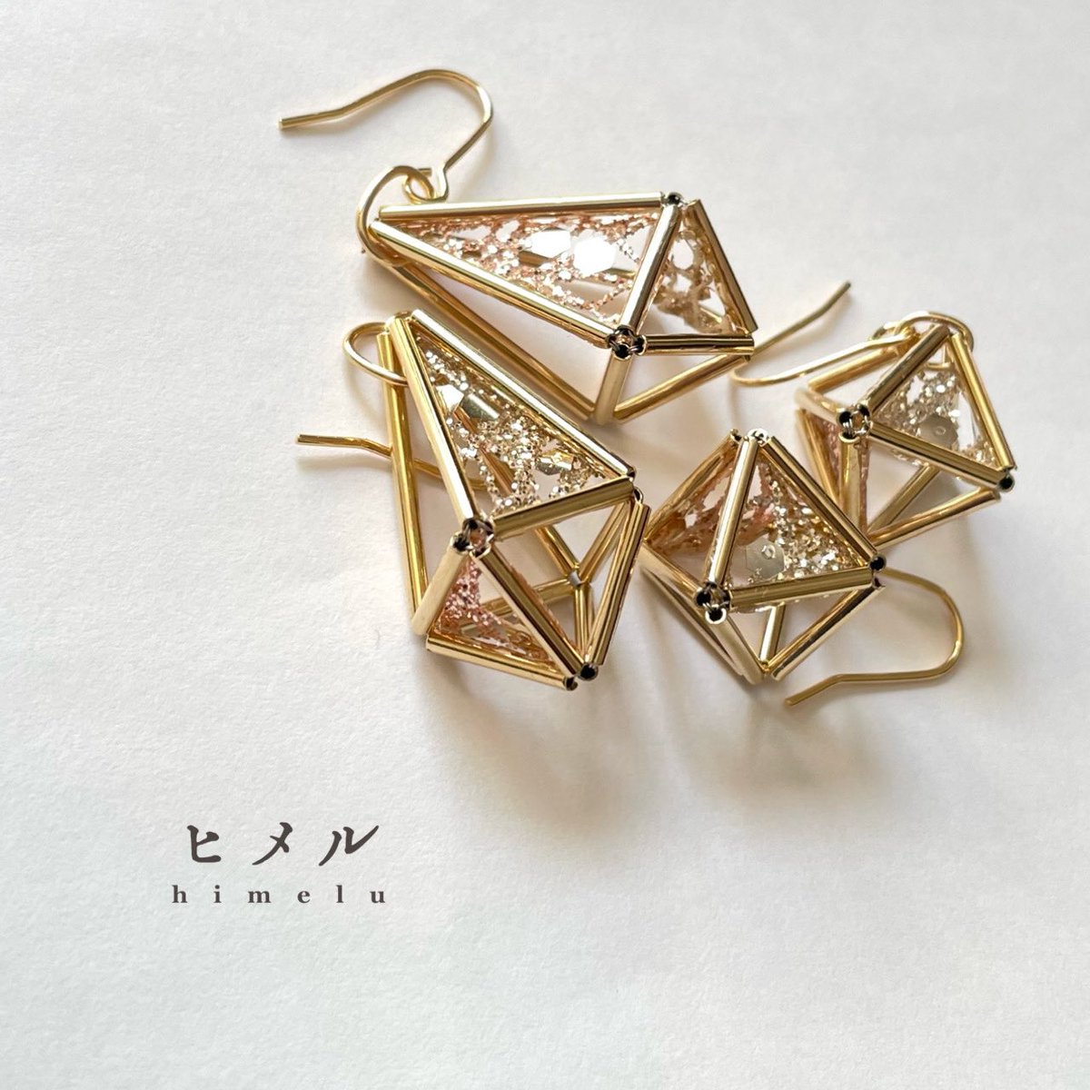 atchouchou31's tweet photo. 新しいヒメルができました！！
クラッシュ加工のメタルリボンを使ったヒメル。
角度によって細かく光を反射します。
⁡
華やかで大人の装いにも合わせやすいヒメルです✨✨✨

【出店情報】
⁡
☆2/23 COMIC CITY 福岡63 
マリンメッセ福岡　A館C11
☆2/25〜2/28 池袋駅アゼリアロード https://t.co/dswmpvYa1t