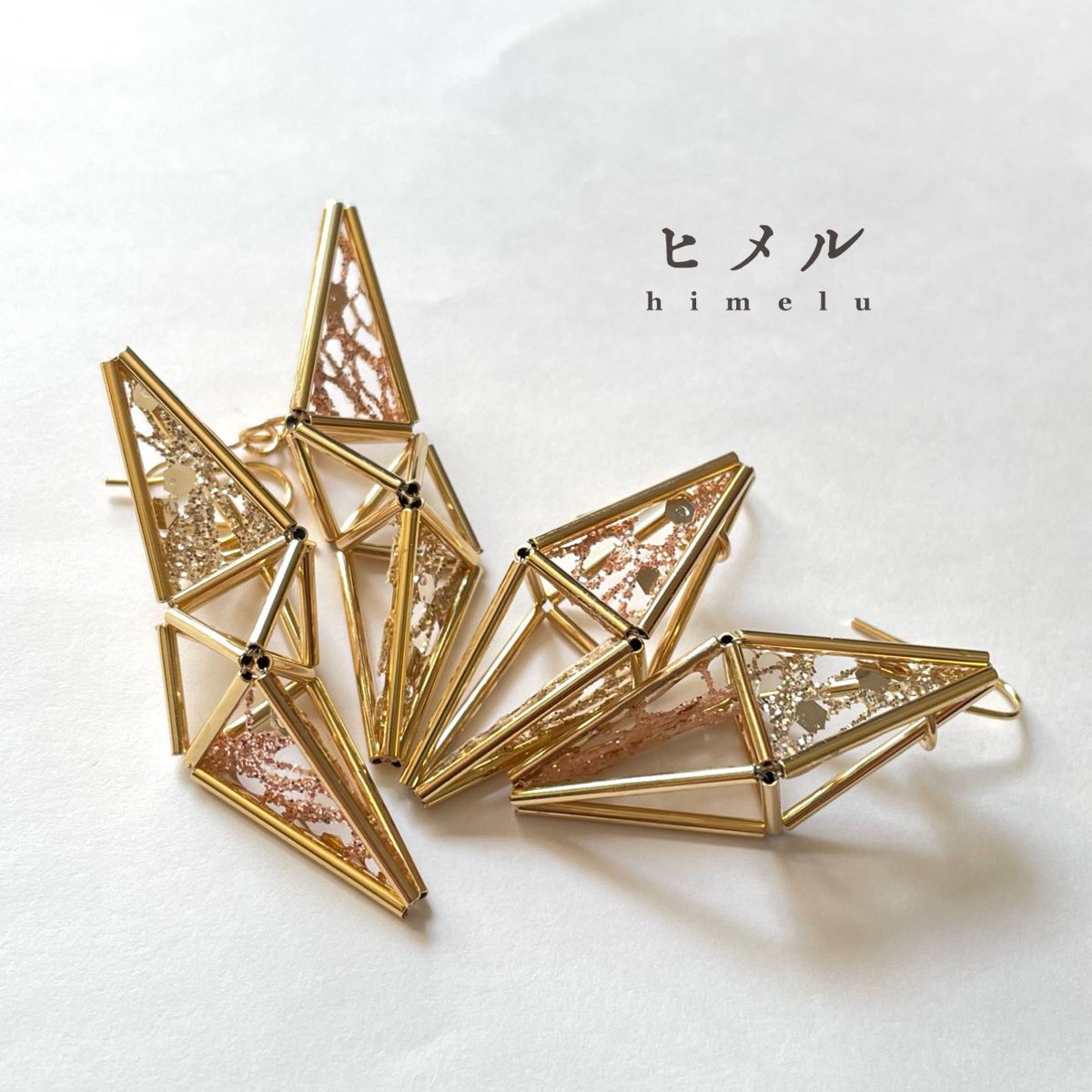 atchouchou31's tweet photo. 新しいヒメルができました！！
クラッシュ加工のメタルリボンを使ったヒメル。
角度によって細かく光を反射します。
⁡
華やかで大人の装いにも合わせやすいヒメルです✨✨✨

【出店情報】
⁡
☆2/23 COMIC CITY 福岡63 
マリンメッセ福岡　A館C11
☆2/25〜2/28 池袋駅アゼリアロード https://t.co/dswmpvYa1t