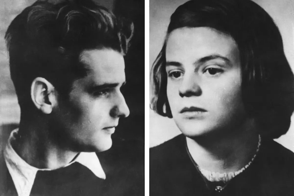Am 18. Februar 1943 verteilten Sophie und Hans Scholl Flugblätter der Widerstandsgruppe  „Weisse Rose“ in der Münchner Universität. Sophie wollte noch schnell ein paar Flugblätter in den Lichthof hinunterwerfen, da wurden sie vom Hausmeister entdeckt und verhaftet.