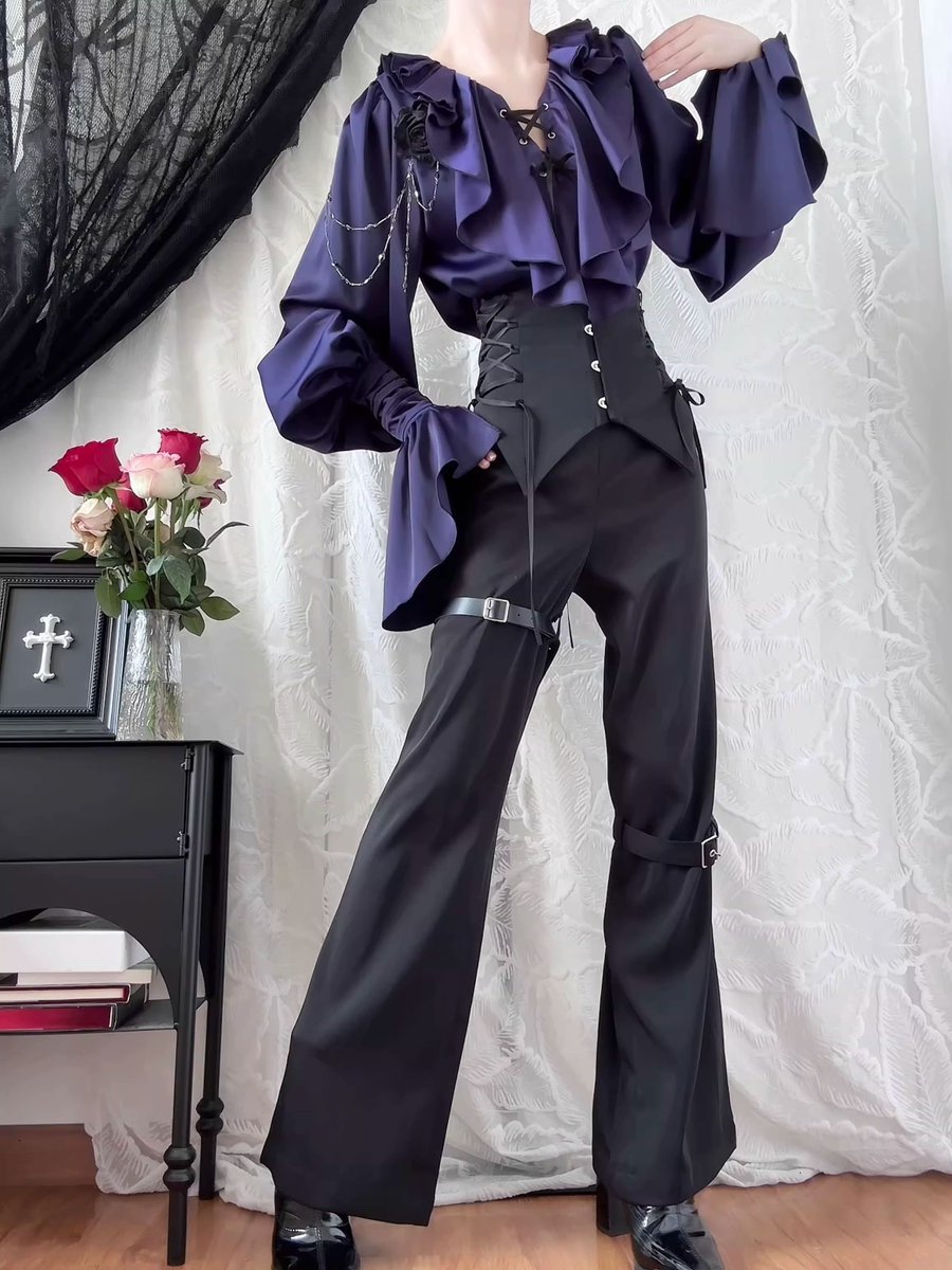 貴族のお嬢様のゴシックブラウス - Dark Purple 
manus-machina.com/collections/ne… 
胸元に重なる大胆なフリルとレースアップが視線を惹きつける、退廃的なロマンを纏ったゴシック調のブラウス。たっぷりと生地を使ったボリュームスリーブは手元でふわりと広がるベルカフスへと続きます。