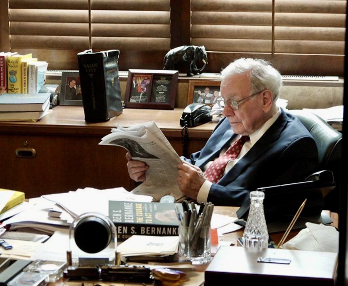 電子機器に囲まれ、絶えずマルチタスクに追われるこの世代を眺めていると、私は一つの予測を確信をもって口にできる。ただひたすら読書に向き合い、思考を深めてきたウォーレンほどの成功は、彼らには訪れないだろう。

— チャーリー・マンガー