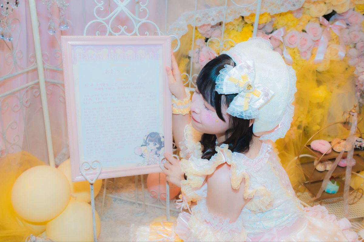 MEGAFON_kii's tweet photo. 【生誕お礼🍯🪄】

日陽きい生誕祭2026 【きいのダイスキききにきて🌟】にお越しくださった方ありがとうございます!!!!

MEGAFONとして初めての生誕祭で、自分は冬生まれだからまだまだ先だな〜とかデビューした頃は考えてたんですけど月日が流れるのはあっという間で、気づいたら自分の番でした！！
2月に開催するということはもっと前から生誕祭について考え始めるんですけど、自分は皆様からの支援でグループ曲を作りたい！と言ったので目標金額も高く、尚且つ期限が少し短かったのもあってとってもとっても最初は不安でした、きい推しさんも勿論なんだけど他のメンバーのファンの方も支援してくださって、本当に感謝でいっぱいです！
グループの曲にして今後もたくさん歌いたい！という願いが強かったので自分が曲に携わることはなくえなさんにお願いして作っていただきました!!!
みんなのおかげでできた「本命スイートデイズ」聞いてみてどうだったかな〜〜？？いい反応を頂けるたびにとっても嬉しくなります♪私は作ってないのに笑
可愛いセリフやメンバーの掛け合い、振りコピのしやすいフリになってたりするので推しメンのお気に入りパートを見つけて沢山聞いてくれたら嬉しいです🍫💭

そして、ソロ曲の代わりにソロで「きみと青春/超ときめき♡宣伝部さん」をカバーさせていただきました。！
この曲を歌う前に「この歌には沢山“きみ“という歌詞が出てくるから、その“きみ”を全部自分のことだと思って聞いてください」って言ったんだけど、届いたかな〜！！？
みんなは優しいから自分なんて...って卑下しちゃう子もいるかなって思って伝えてみました！そんなことを言わせないくらい常日頃幸せにすることが目標なんだけどね！！！
少しでもみんなに支えられてるこの気持ちが伝わったらいいな〜！！
これからもともに走っていこうね。🐣♡

きい推しさんへ
私のことを見つけてくれて、好きになってくれてこの日を一緒に迎えてくれてありがとう♡現地に来れてない方のキモチもちゃんと届いてるよ!!!!
クラファンの使い道をグループの為に使うことを、受け入れてくれてありがとう。ソロ曲が聞ける！楽しみ！って思っていた気持ちが勿論あったと思うんだけど、「きいちゃんらしいね」とか「応援してる」とかとてもポジティブな言葉をかけてくれて本当に感謝しています。
みんなからの手紙とかチェキツイとかを読んで、自分が思ってる500000億倍私のことを知ってくれていて、好きでいてくれてるんだ！ってとっても実感しました。毎日ハッピーに生きてるけどほんとーーーにたまに落ち込むこともあって、そういう時にもう少しみんなに頼ってもいいんだなって、1人じゃないんだなって思えることができました！
そんなにできた人間じゃないし、まだまだ課題だらけのアイドル活動だけど、私を推している事を後悔させません！
みんなの日常生活を少しでも支えていけるアイドルでいたいなって思います!!!🍀なのでこれからも、無理をしないをモットーにみんなのペースで会いにきてね♪どんな時も私が元気パワーを差し上げます💡

これからもMEGAFONの日陽きいの応援をよろしくお願いします📣💛ダイスキ!!!!!

P.S.夏恋、みんなから“大好き“もらうのめっちゃ嬉しかったーーー、普通に歌ってていつも通り大好きって言おうと思ったんだけどみんなの顔見てたら言って欲しくなっちゃった！欲張りさん😸