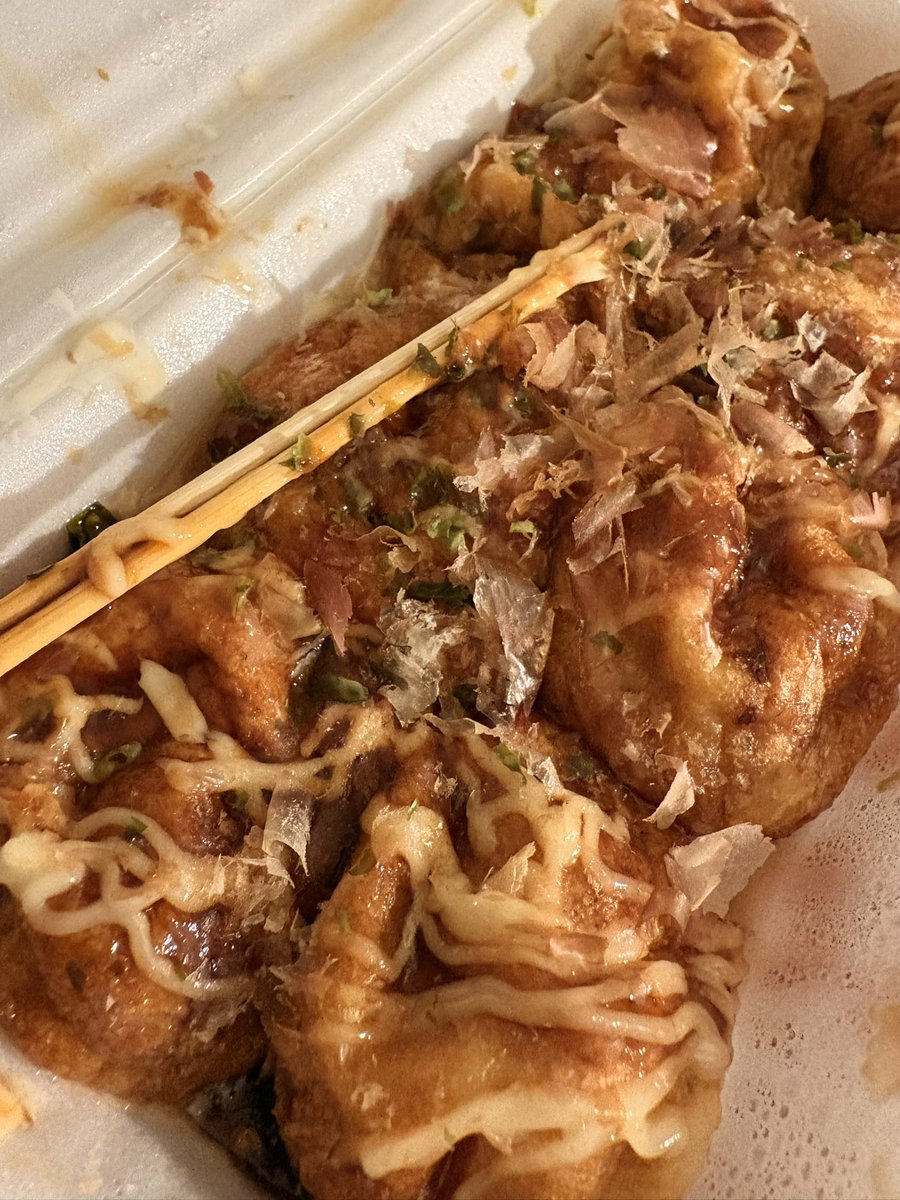 ちょうど良い寒さ、と出かけたお昼ま。
講談スクールから帰ってくるときは「なんやねん！この風！さぶすぎぃー」寒さに毒づきながら帰宅。
長らく玉造に通いながらはじめて、てこやさんのタコ焼きを買って帰り…
お稽古の差し入れでいただいた時においしかったので。
いろいろ疲れるイチニチ。
オツ！