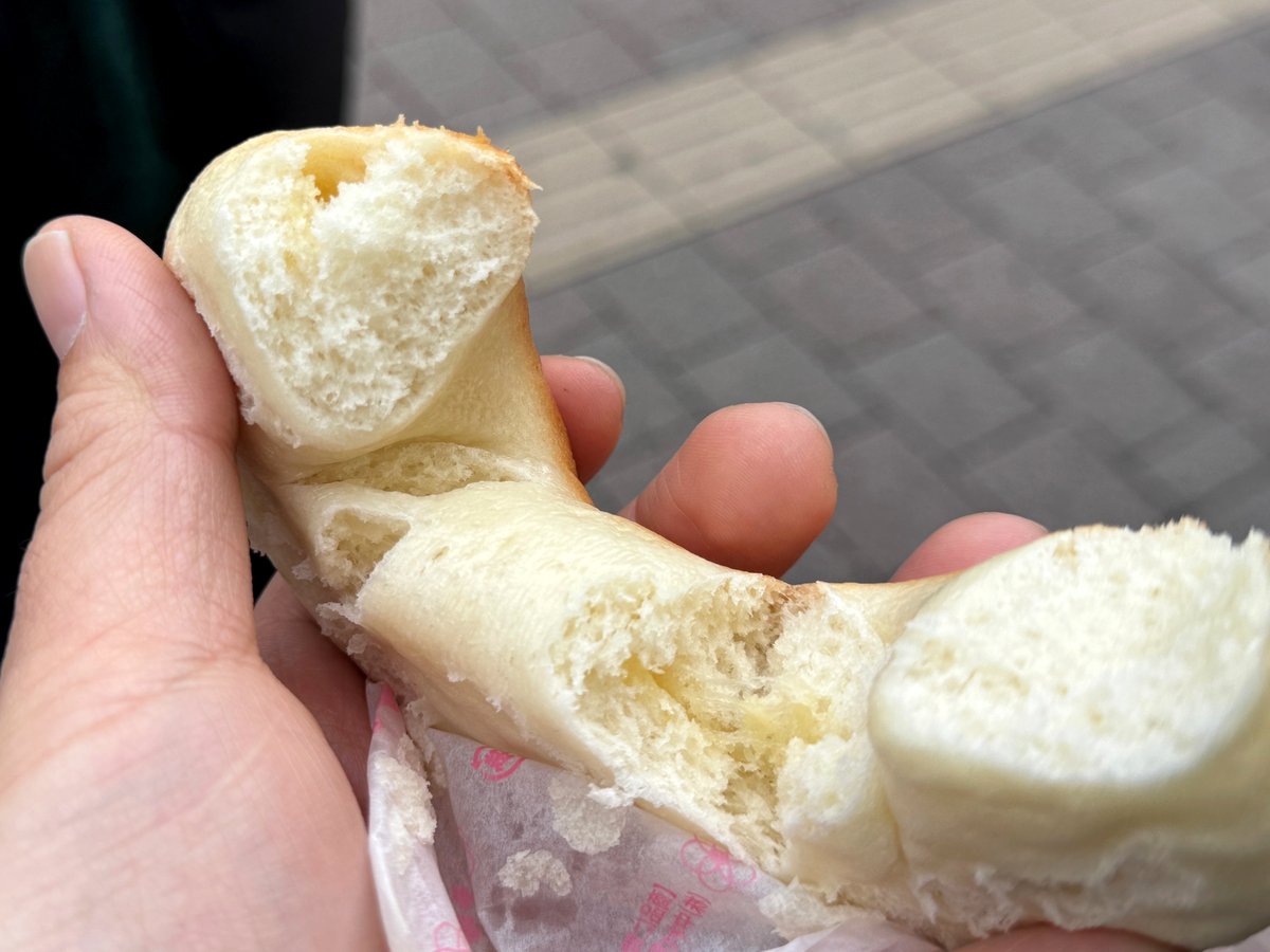 【号外】セブンのチーズベーグルはマジ神

セブンから新発売のチーズベーグル、なんと肉まんの蒸し器で蒸してる！！

早速買ってみたけと、うまい！！！！！
これは新しい！！良い！！！！！

ふっかふかで、めっちゃあたたかい！