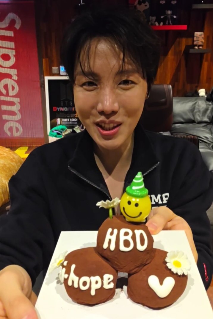 Jungkook gave Hobi this cake😭?