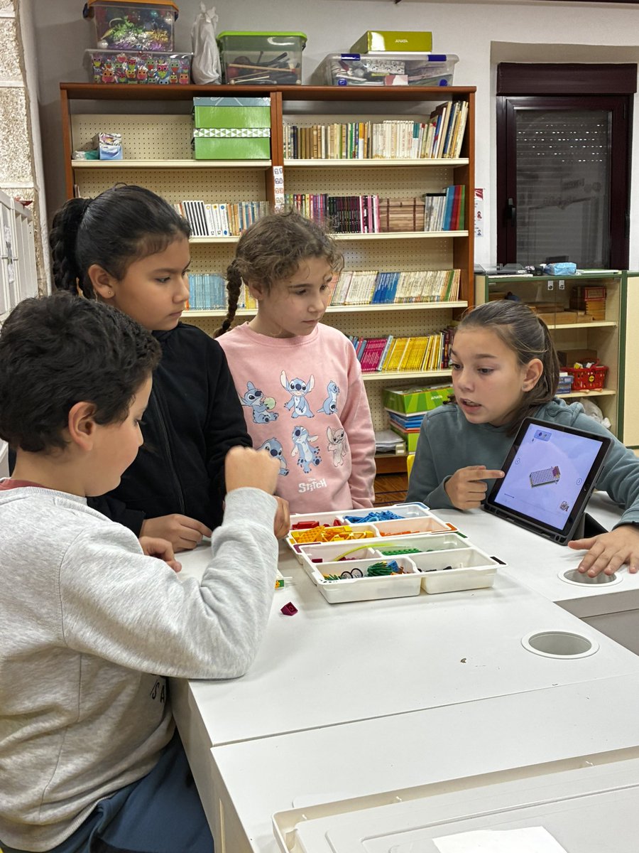 BajoCra's tweet photo. Este curso tenemos nuevos compañeros en el aula de mayores. Así que estamos enseñándoles y ayudándoles a emplear el lenguaje computacional, a programar nuestros robots y también a trabajar en equipo delegando responsabilidades. #somosunapiña https://t.co/BhAMvBJwUq