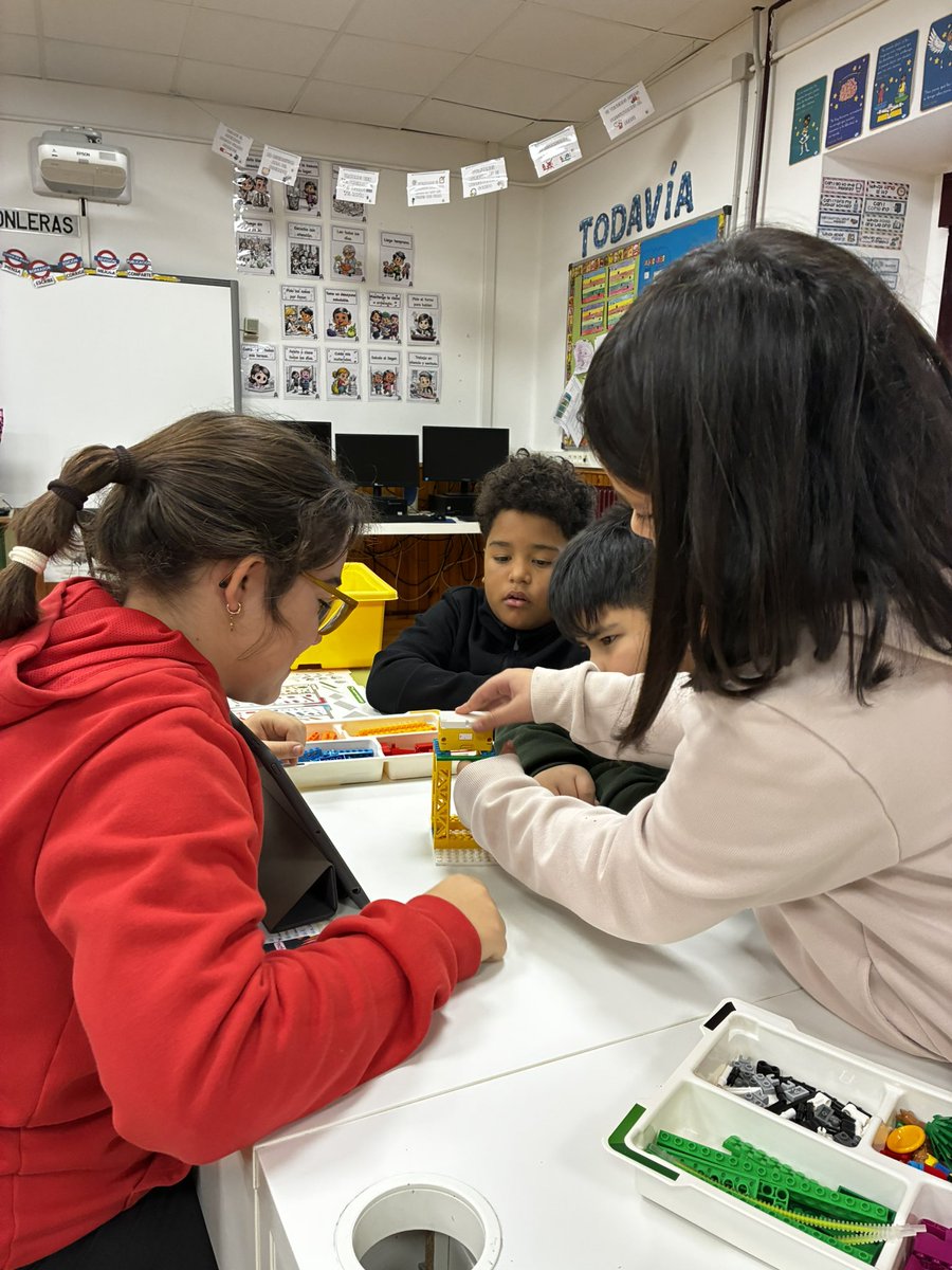 BajoCra's tweet photo. Este curso tenemos nuevos compañeros en el aula de mayores. Así que estamos enseñándoles y ayudándoles a emplear el lenguaje computacional, a programar nuestros robots y también a trabajar en equipo delegando responsabilidades. #somosunapiña https://t.co/BhAMvBJwUq
