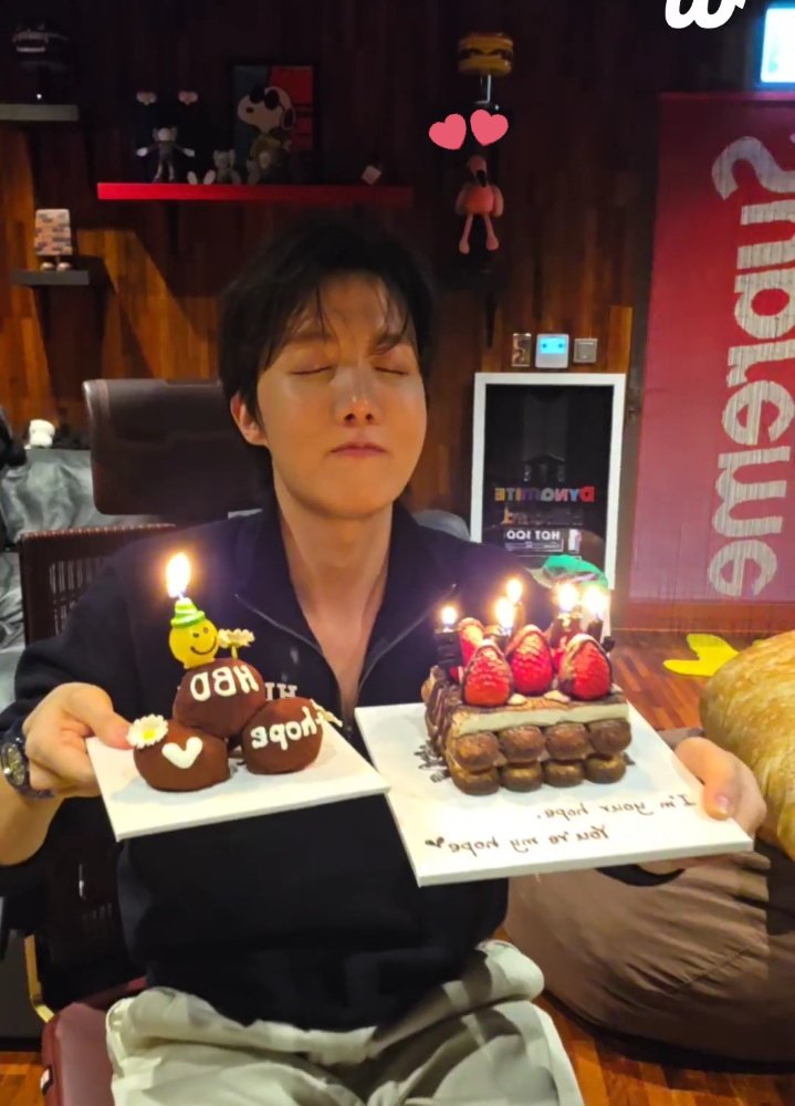 The flamingo is still there😭