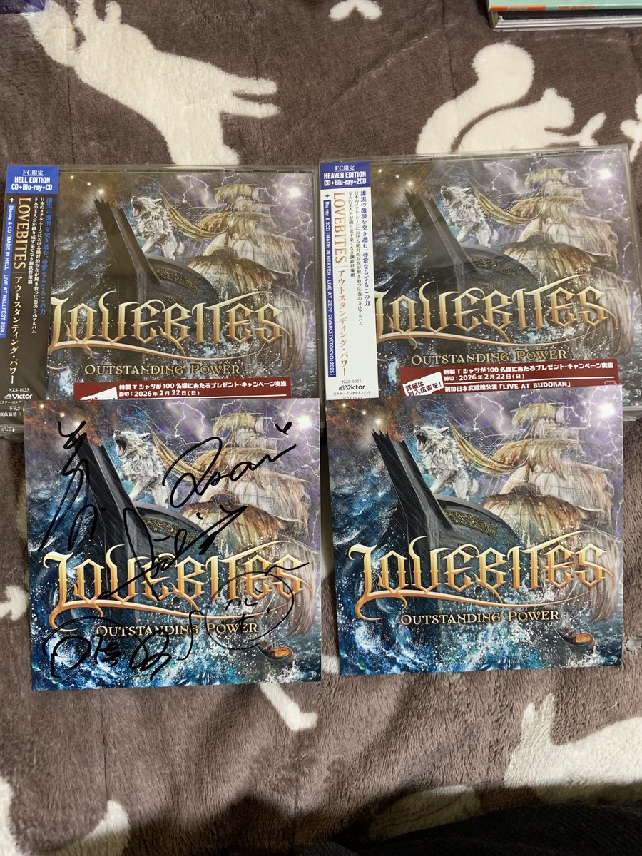 kenny_hide's tweet photo. どりふぁみイベントから帰ってきたら届いてた🤘🥰
(右下通常版は会場で追いCDしたヤツ
)
サイン会、やっぱり片方は名前書いてなかったみたい😂
どおりでサイン会1回しか呼ばれなかったんよねぇ😂
でもAsamiんに呼び捨てご褒美してもらったから優勝🏆🤣
#LOVEBITES
#OutstandingPower
#FeelTheSummer🤣 https://t.co/v80izAdIVn