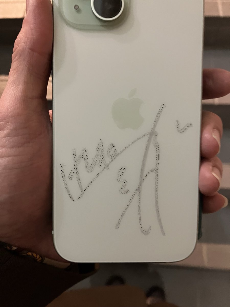 スマホ本体に書いてもらったマオにゃんのサイン、 大事に大事に家まで