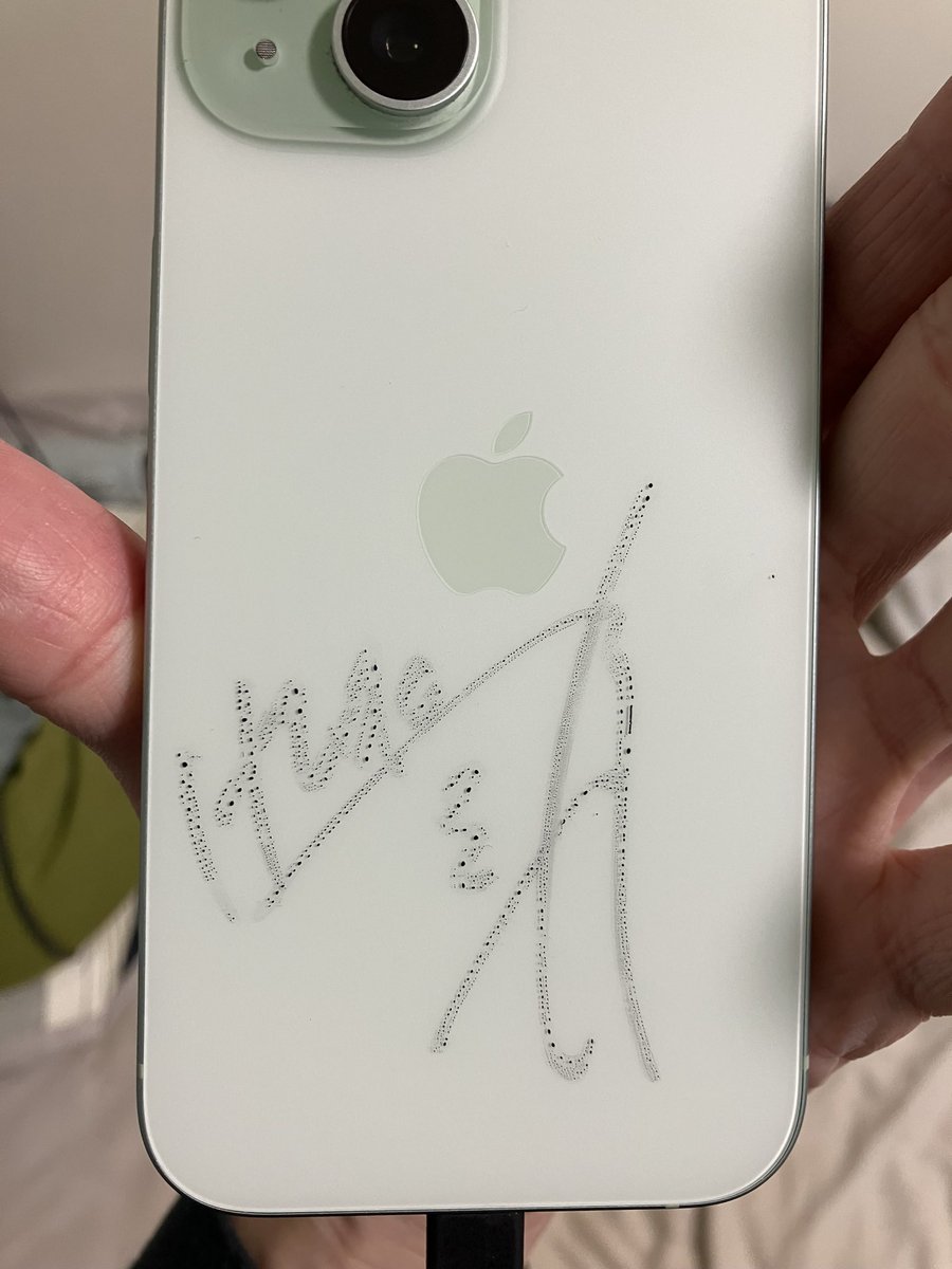 スマホ本体に書いてもらったマオにゃんのサイン、 大事に大事に家まで