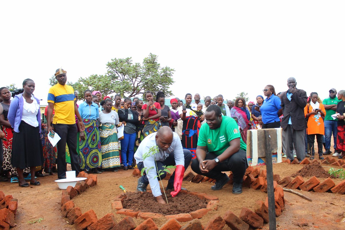 cisonecc_malawi's tweet photo. 🌳 Adam Jason says Salima plans to plant 3 Million trees in schools, riversides &amp; homes, while enforcing forestry laws to curb illegal charcoal.

#TreePlanting2026 #Environment https://t.co/Ub3HXddwWg