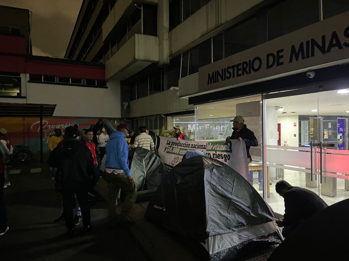 Sindicatos del sector cañero y palma de las 3 centrales obreras nos encontramos protestando frente a <a href="/MinEnergiaCo/">Minenergía</a>, exigiendo que el Gobierno convoque a mesa de concertación para dar salida a la crisis del sector

Se está privilegiando la importación sobre la producción nacional