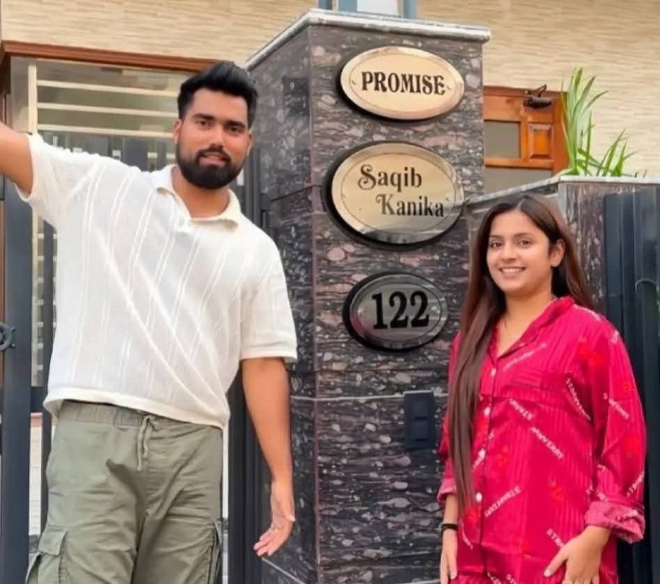 प्रगति तिवारी से Yadav ji ki Love Story के बारे में पूंछा गया तो दांत निपोरने लगी! मृदुल तिवारी ने अपनी बहन के किसिंग सीन तक करवा दिए !

लेकिन ये काल्पनिक फिल्म रिलीज़ नहीं हो पाएगी! अगर ये रिलीज हुई तो फिर Elvish Yadav दो रीयल Brahmins की लव स्टोरी बनाएगा !

एक शताक्षी मिश्रा और