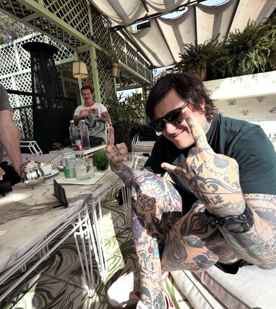 sim, eu sou muito cadela dele. sim, se ele quiser uma moto eu tiro uma pra ele no meu nome.
tudo o que ele quiser, é simplesmente SIM AMOR VOCÊ PODE TUDO!!!!!!!! 😭