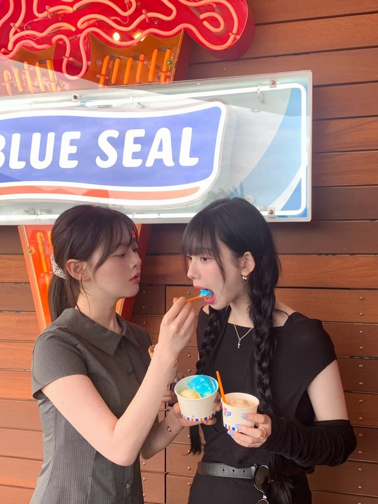 อยู่กับครอบครัวเป็นน้องคนเล็ก
อยู่กับเอสป้าเป็นพี่คนโต
อยู่กับฮันซูอา รยูจินเป็นลูกคนกลาง

พี่น่าได้ใช้ชีวิตเป็นลูกคนกลางครั้งแรก ถึงกับสกรีนเสื้อว่าลูกคนที่สอง ละชีวอแวพี่ซูอามาก  55555