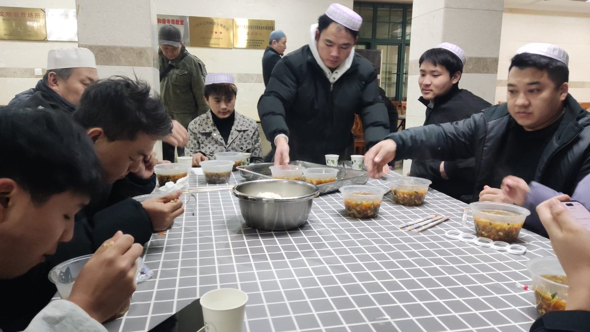 China 🇨🇳 ini minoritas Muslim (2%), mayoritas atheist >60%.

Tapi kalau ke mesjid full dengan Muslim lokal china, bukan diisi immigran atau orang luar dari negara mayoritas Muslim.

Ini skrg saya lagi tarawih pertama, masuk puasa besok. 

Alhamdulillah, setelah maghrib bbrp