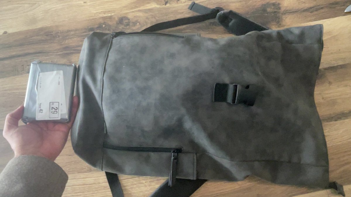 Of ik even een pakket wil ophalen bij het plaatselijke <a href="/DHLPaket/">DHL Paket</a> punt vroeg de #51yo. 

Neem wel een rugzak mee als je lopend gaat. #DatDeedIk