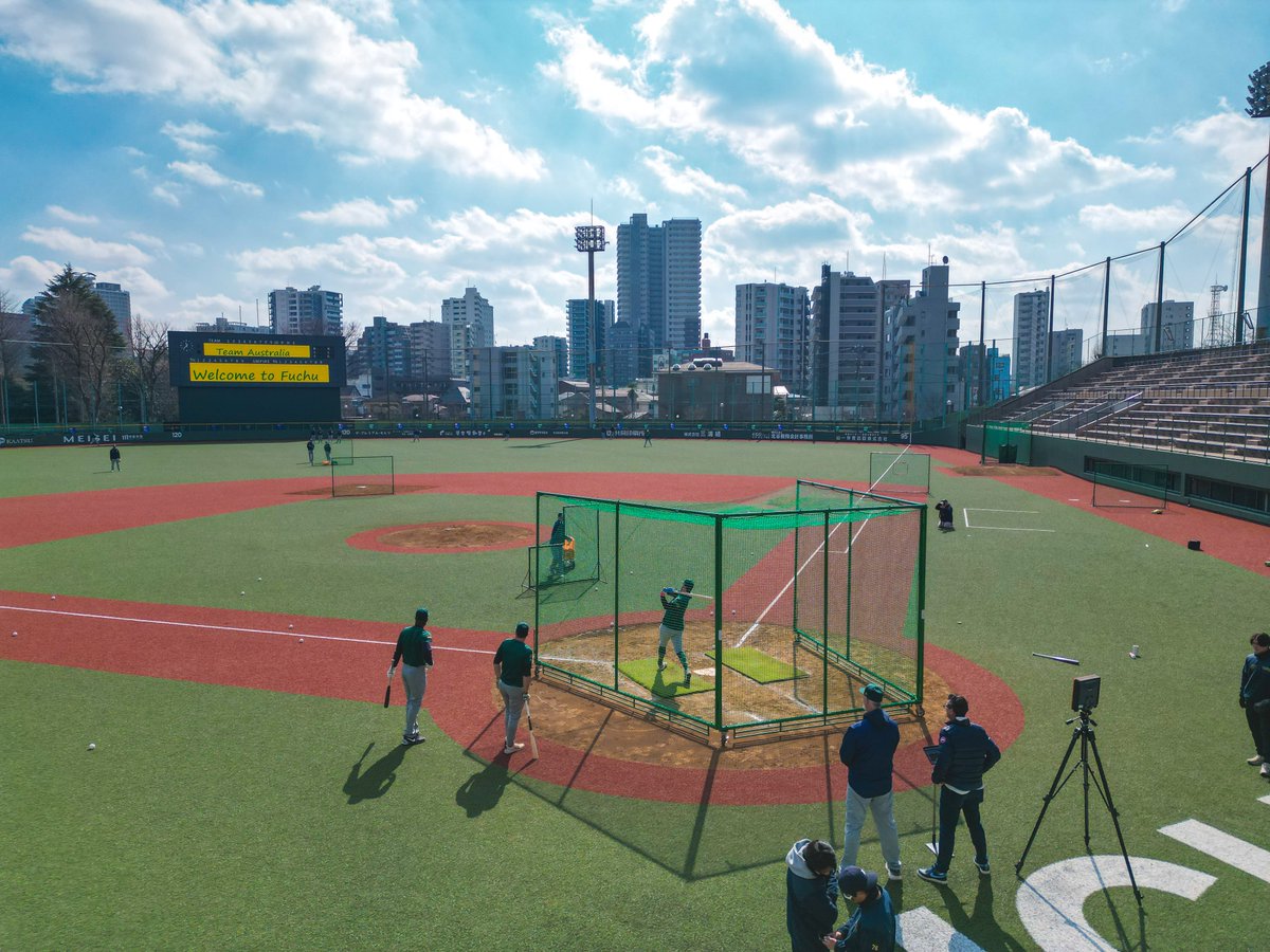 TeamAusBaseball's tweet photo. 今週末、府中で私たちの試合を観に来てくれますか？🇦🇺⚾️ 

もし来てくれるなら…スタンドから応援歌を歌ってくれたら嬉しいです！ 皆さんの声援をぜひ感じたいです🙌

 そして…もしかしたら👀 ラッキーなファンの方に、私たちと一緒に Four’N Twentyのオーストラリアンパイを食べてもらうかも🥧 

来る予定の人は「行く！」とリプしてください👇 （スケジュールは次の投稿へ）

 #府中 #野球 #TeamAustralia #WBC @sports_fuchu @fuchu_tokyo