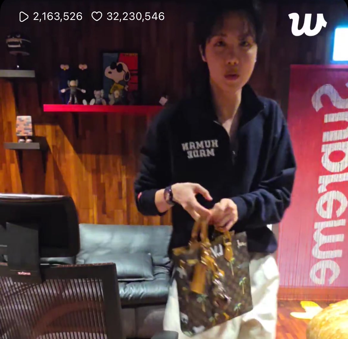 sealkoos's tweet image. hobi doing a fit check and immediately pulling out his lv bag 😭😭😭 this diva…