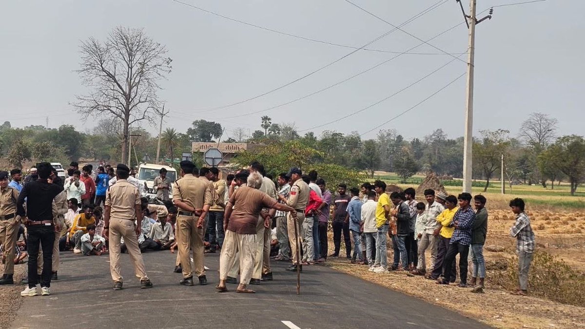 #JAYS
धार व अलिराजपुर जिले के कुक्षी, गंधवानी, जोबट क्षेत्र के ग्रामों में सीमेंट फैक्ट्री के लिए चूना पत्थर ड्रिलिंग बिना ग्रामीणों की अनुमति और दबाव में कराया जा रहा है
<a href="/DrMohanYadav51/">Dr Mohan Yadav</a> <a href="/JansamparkMP/">Jansampark MP</a> <a href="/rashtrapatibhvn/">President of India</a> <a href="/UmangSinghar/">Umang Singhar</a> <a href="/jitupatwari/">Jitendra (Jitu) Patwari</a> <a href="/collectordhar/">Collector Dhar | कलेक्टर धार</a> @SPDhar <a href="/PROJSDhar/">Jansampark Dhar । जनसंपर्क धार</a>