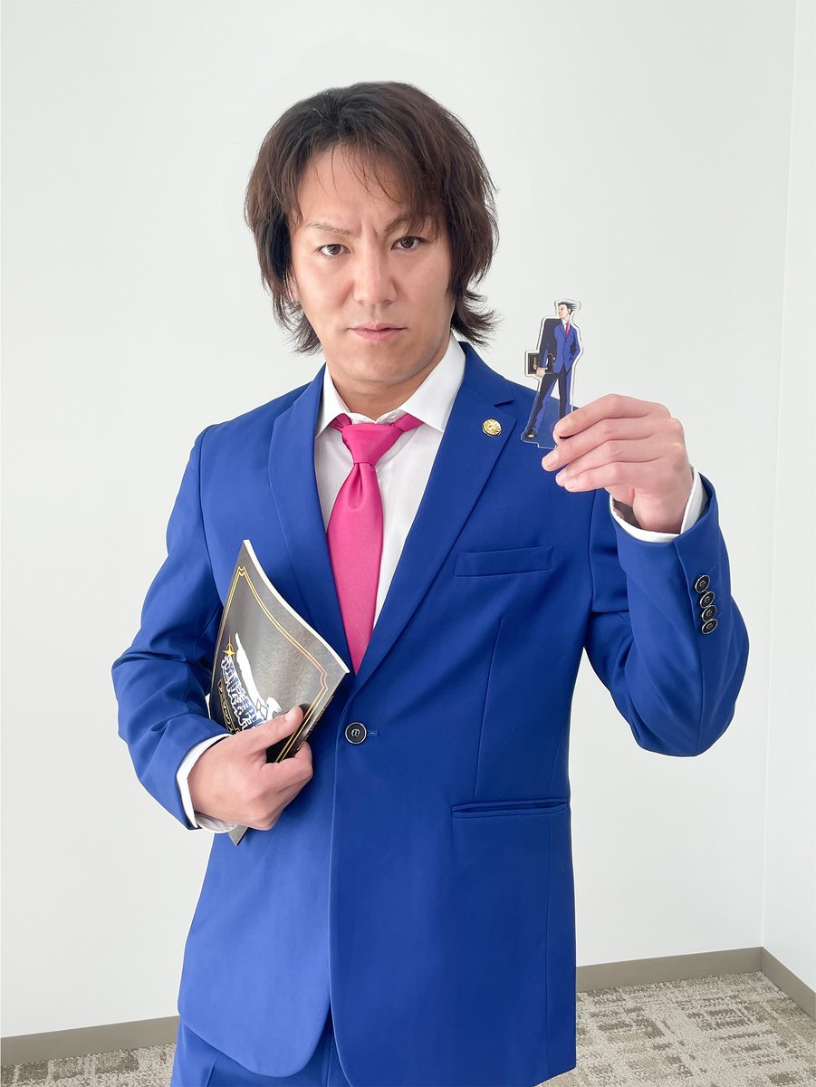 animax_reading's tweet photo. #Lemino presents #アニマックス朗読劇
『 #逆転裁判 』貴重な１枚✨大公開!!
￣￣￣V￣￣￣￣￣￣￣￣￣￣￣￣￣￣

📙 #狩野英孝 さん× #成歩堂龍一🔥
👉 なるほどアクスタとお揃い台本＆スーツ！✨

🎫 #はじめての逆転 の目撃者になろう！
https://t.co/qdfTRVJOMe
👉 2/25(水)19時回 数量限定で #機材席解放中！