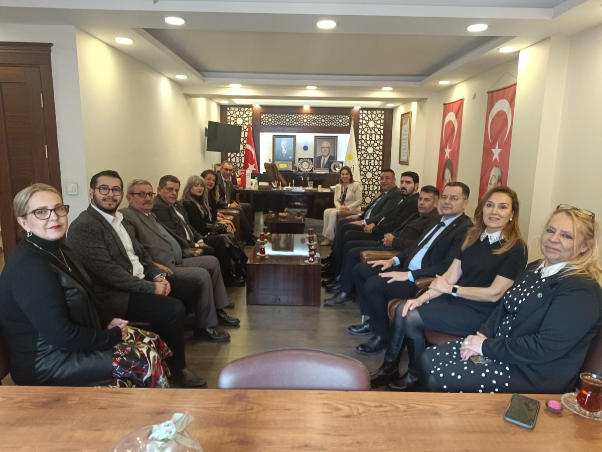 İl Başkanımız Sn. Ülkü Doğan’a nezaket ziyaretinde bulunan Gelecek Partisi İzmir İl Başkanı Sn. Eyyüp Akbaş ve İl yöneticilerine nazik ziyaretleri için teşekkür ederiz.