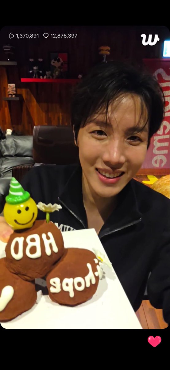 Purplesnowheart's tweet photo. Happy Birthday Hobiii🥺💜 https://t.co/2bo55FNcjx
