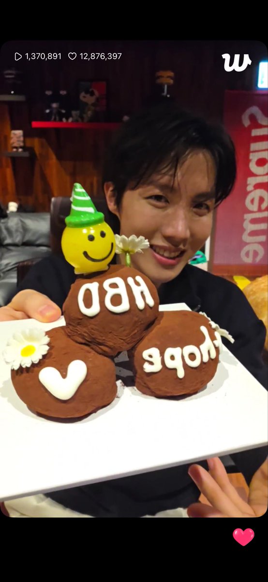 Purplesnowheart's tweet photo. Happy Birthday Hobiii🥺💜 https://t.co/2bo55FNcjx