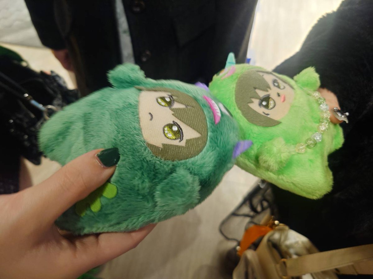 アニカフェ~レインボーシティ編~

2月11日にちょっと早いですが
納めて来ました✨

そしてこの日は、楽推しの母と
初のアニカフェでもありました笑

安定の妹とかそちゃんも一緒に
カフェを楽しみました🥰

モンぬい被せもできて嬉しみ(≧▽≦)
メガネなしヤマモフ被せもできて良かった🤣