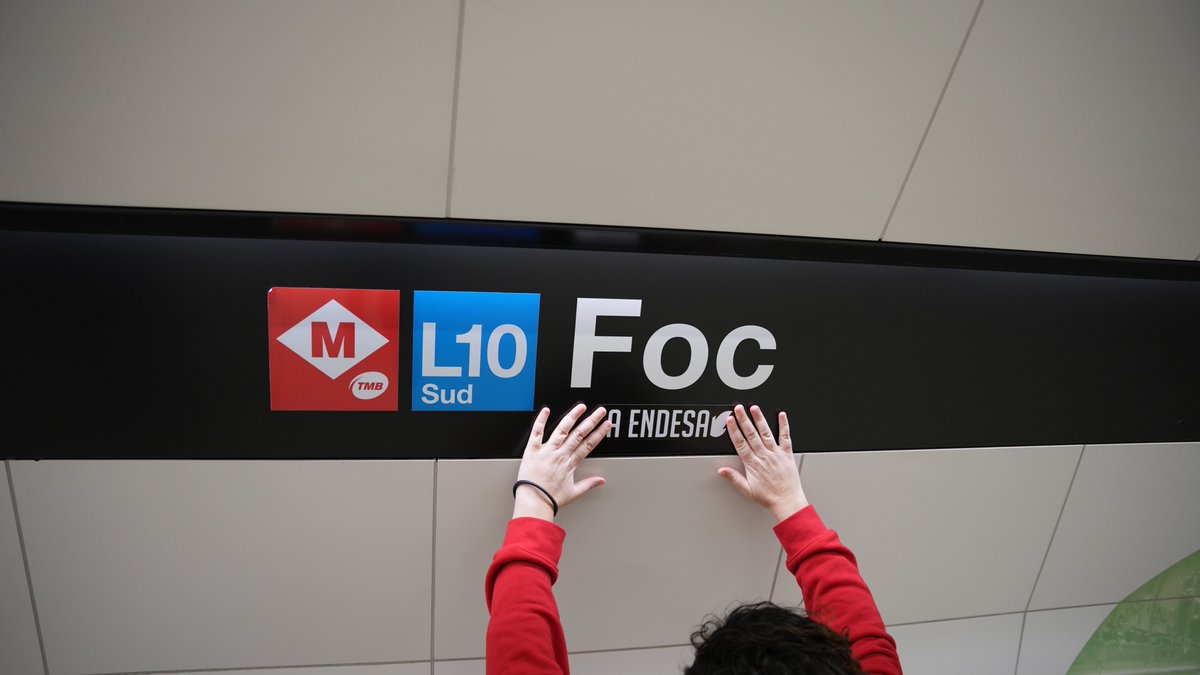 APE_Cat's tweet photo. 🚨 Avui, segon dia de la Setmana contra la Pobresa Energètica, hem fet una acció al metro per denunciar que Endesa es forra a costa dels nostres drets.

🔌 Estem tirant endavant una campanya de @goteofunding per plantar-los cara.

Ens ajudes❓

📲 https://t.co/6g3je1budL https://t.co/zfdwMSDIMc