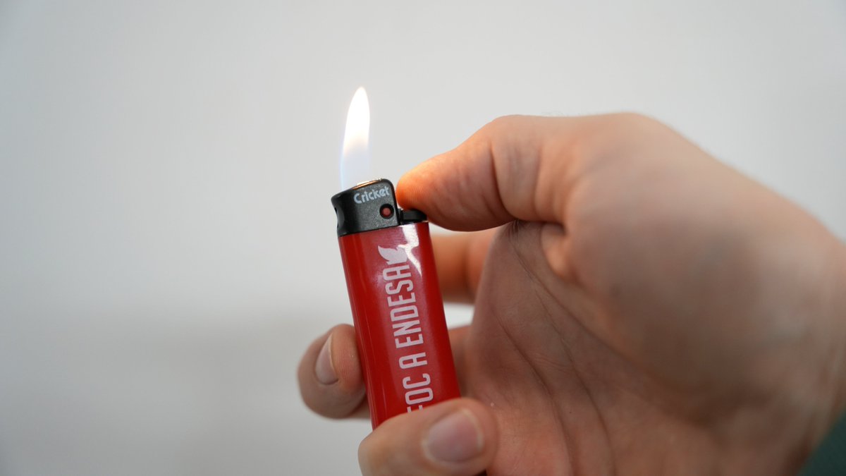 APE_Cat's tweet photo. 🚨 Avui, segon dia de la Setmana contra la Pobresa Energètica, hem fet una acció al metro per denunciar que Endesa es forra a costa dels nostres drets.

🔌 Estem tirant endavant una campanya de @goteofunding per plantar-los cara.

Ens ajudes❓

📲 https://t.co/6g3je1budL https://t.co/zfdwMSDIMc