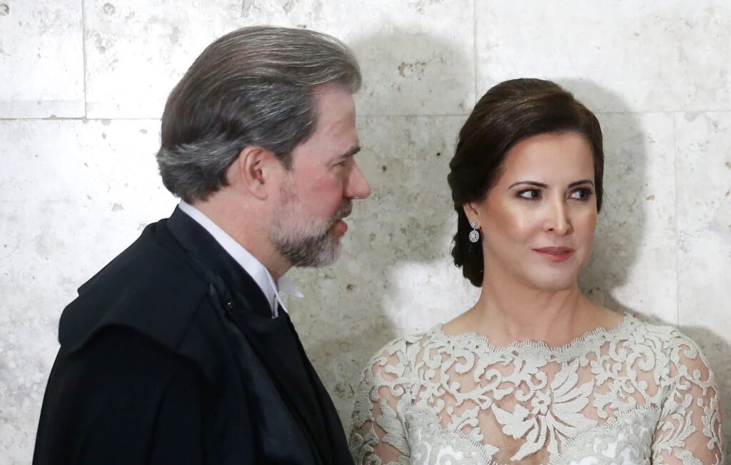 SÓ LEMBRANDO 3.0:

O OLHO DO FURACÃO DOS TAYAYÁ!

O ARAPONGA REJEITADO E A SUA EX, QUE DE BOBA NÃO TEM NADA.