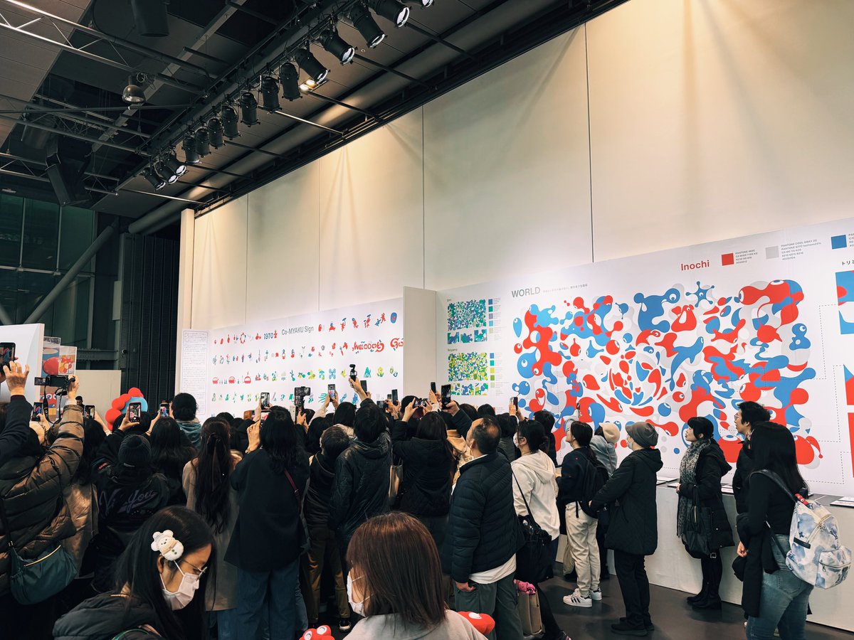 【本日開幕】みゃくみゃくとつなぐ展、初日から長蛇の列で大盛況でスタートを切る事ができました！本当に多くの皆様にお越し頂き有難うございました。ミャクミャクも応援に来てくれてありがとうございました！なんと13:00からオープンにも関わらず、早朝6:30から並んで下さった方もいらっしゃったよう