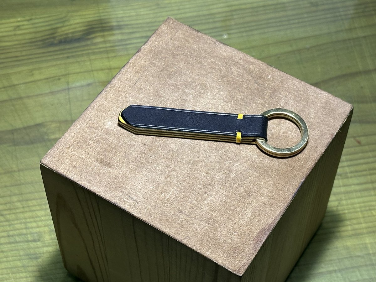 twi_hiro's tweet image. 新しいキーリング。思ってたよりグッと来ない…。とりあえず使ってみよか。

#レザークラフト #leathercraft #キーリング #キーホルダー
