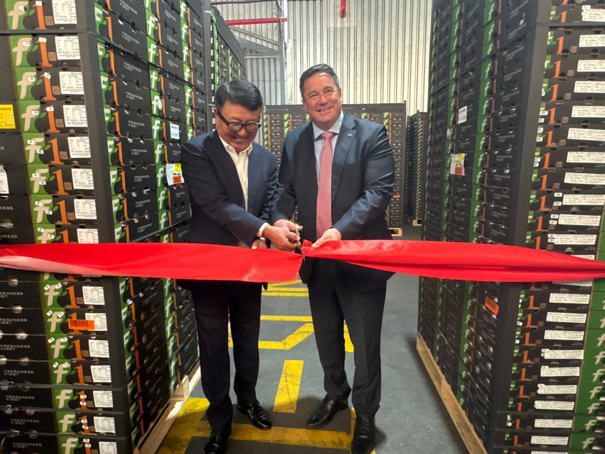 jsteenhuisen's tweet photo. First shipment of plums to the People’s Republic of China. 🇿🇦🇨🇳 https://t.co/qf31FHHn1j