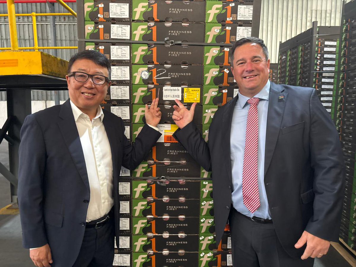 jsteenhuisen's tweet photo. First shipment of plums to the People’s Republic of China. 🇿🇦🇨🇳 https://t.co/qf31FHHn1j
