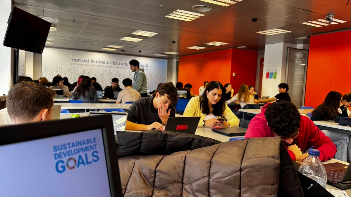 RogerOlivella's tweet photo. M'agrada fomentar l'emprenedoria social en joves, per això faig classes d'Emprenedoria i ODS a @LaSalleBCN a alumnat universitari de diferents carreres col·laborant en equips transversals.

Creant solucions per a fer un món millor. #ProjectBasedLearning #ChallengeBasedLearning @GlobalGoalsUN