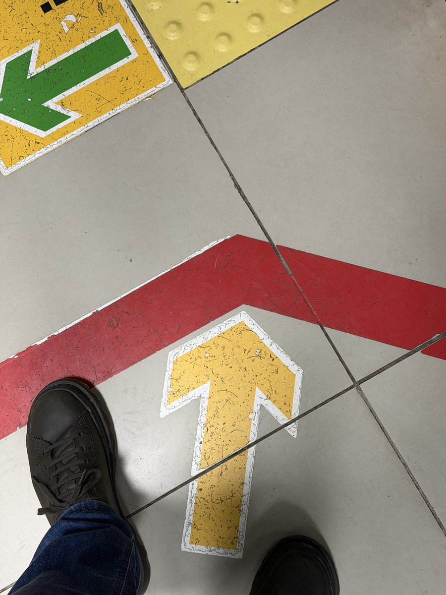 Cinqueror's tweet photo. Metroya binmeden önce kapı önündeki bu işaret ne anlama geliyor ? https://t.co/E41R61irGr