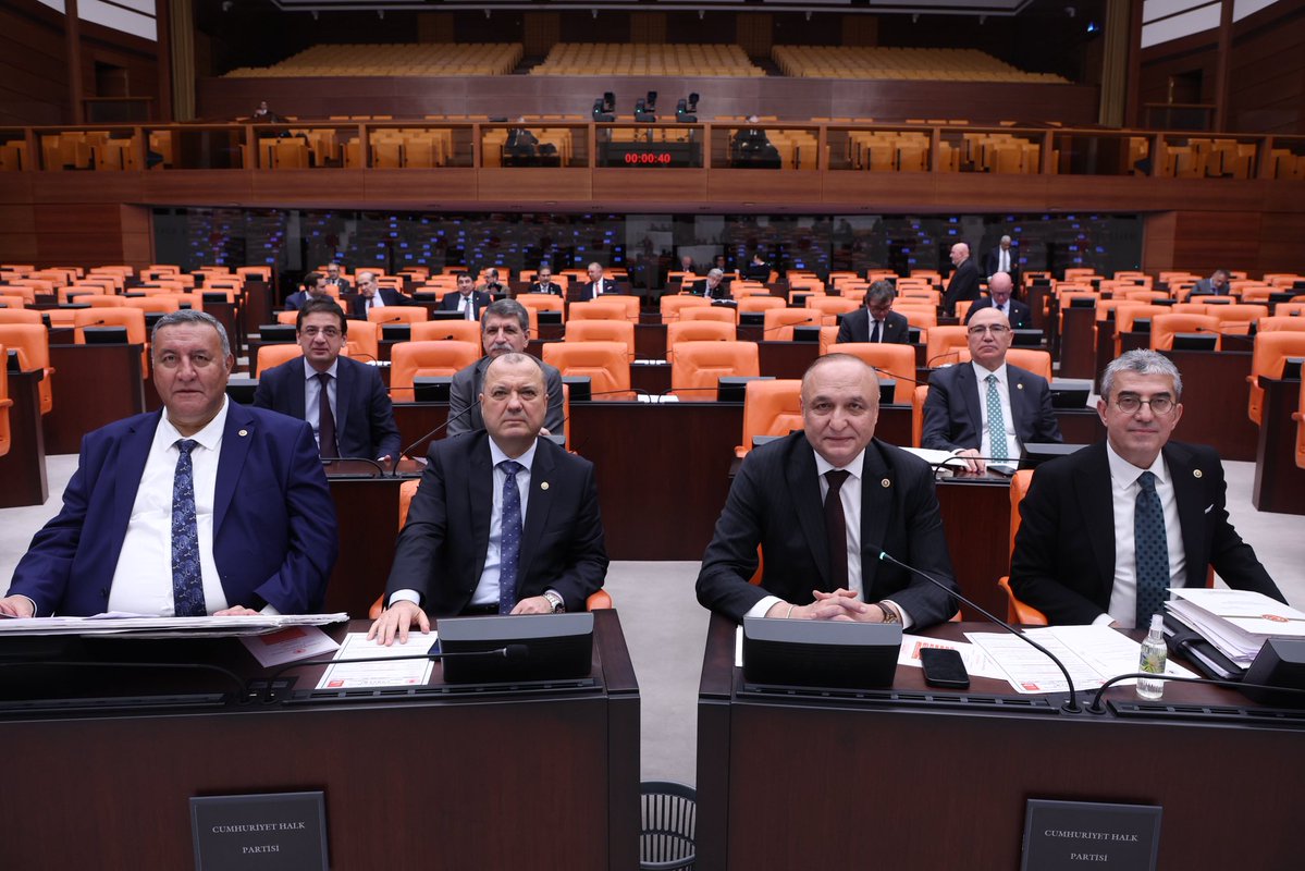 🩸 8 Eylül 1999 sonrası işe girenler için geçerli olan emeklilik koşulları yumuşatılarak kademeli geçiş sağlanmalıdır.

🩸 17-20 yıl fark, adil ve hakkaniyetli bir şekilde; vatandaşın ve emekçinin yararına, Anayasa’ya uygun biçimde kademelendirilmelidir.

🩸 Tüm emekçi