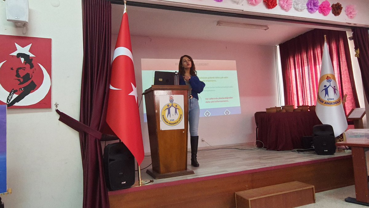 MadranAL_09's tweet photo. Çine Madran Anadolu Lisesi 11. Sınıf öğrencilerine yönelik Türkiye Bağımlılıkla Mücadele  kapsamında,teknolojinin sağlıklı kullanımı ve teknoloji bağımlılığını önlemeye yönelik Okul Rehber Öğretmeni Neslihan AĞRI tarafınca bilgilendirme yapıldı
@CineIlce 
@MadranAL_09 https://t.co/8IsN5VWz5t