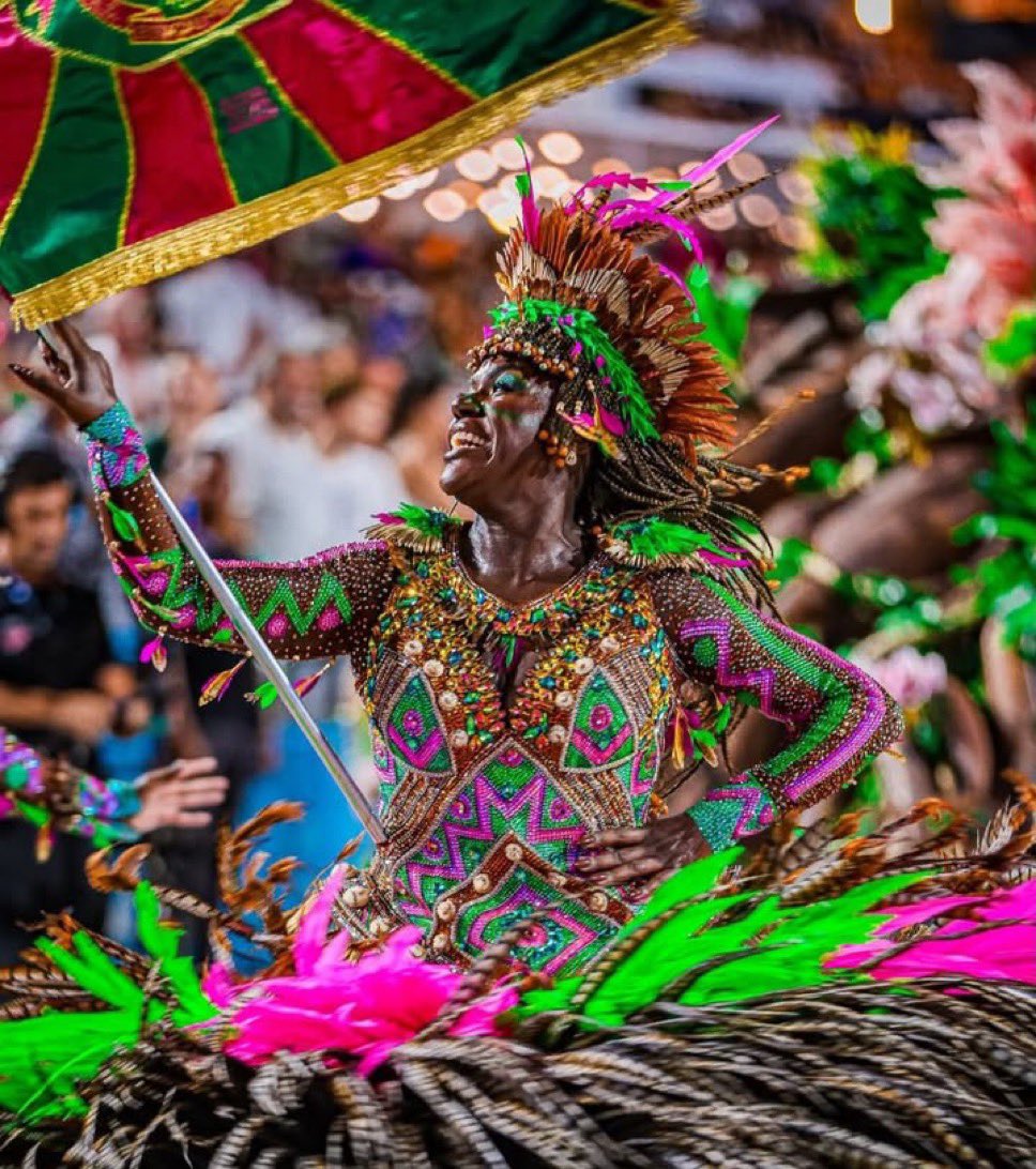 jonasdiandrade's tweet image. É DA MANGUEIRA! 💚🩷
Cintya Santos conquistou o estandarte de ouro como porta-bandeira. Apelidada de “Furacão”, ela recebe seu segundo estandarte; o primeiro foi em 2023, em sua estreia na Verde e Rosa. #Carnaval2026