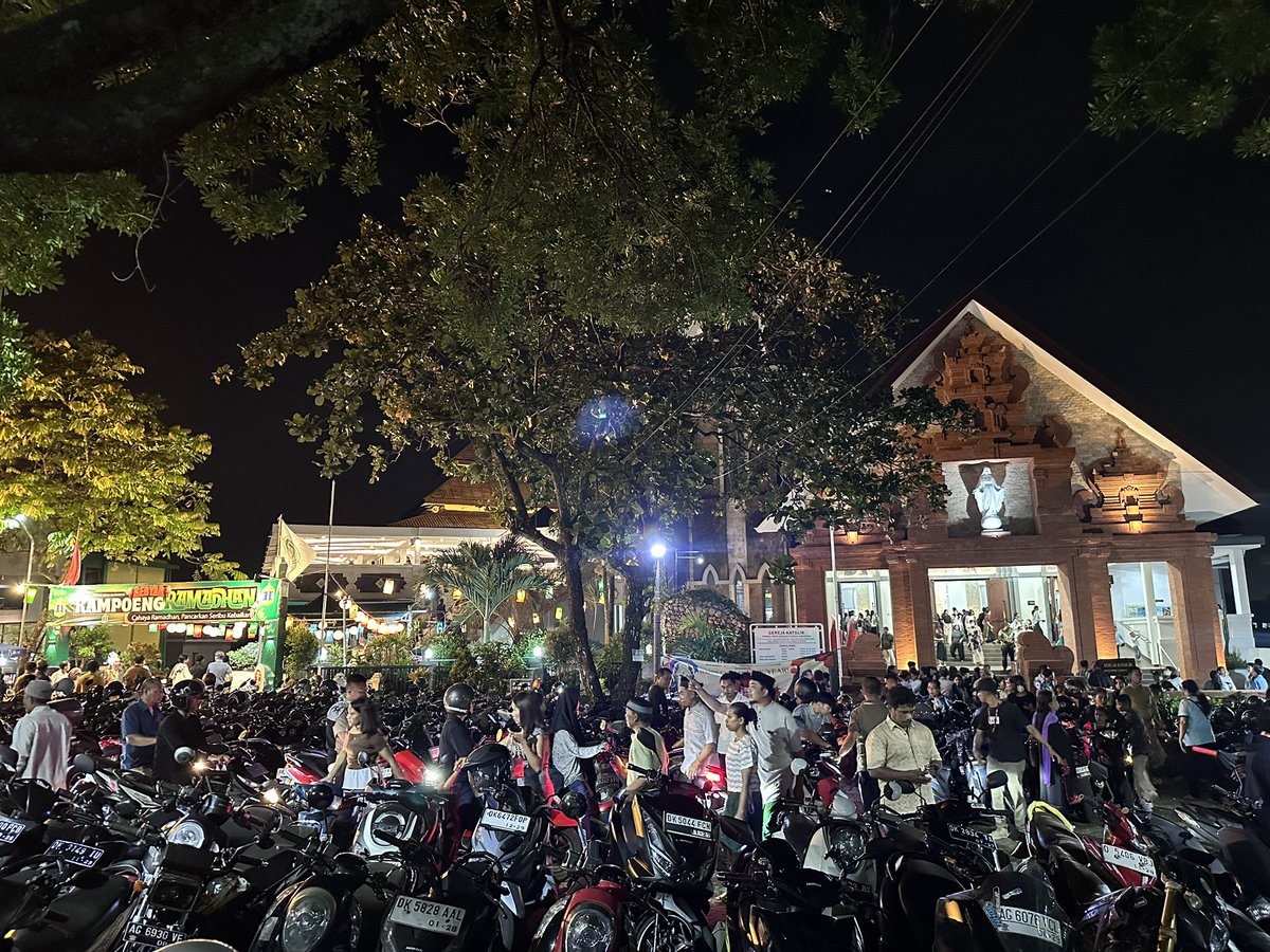 hancoupshuaa's tweet image. selesai misa Rabu Abu, ketemu yg mau taraweh 😆

beginilah kalau tempat ibadahmu di Puja Mandala (tempat ibadah kelima agama berderet) ✨