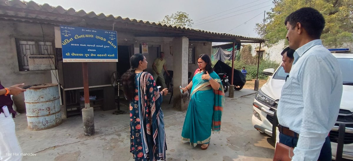 mam_malpur's tweet photo. માનનીય કલેક્ટર સર દ્વારા માલપુર તાલુકાના પીપરાણા ગ્રામ પંચાયતના સામાન્ય દફતરની તપાસણી કરવામાં આવી,તેમજ ફાર્મર રજીસ્ટ્રી અને odk આધાર કાર્ડની કામગીરીની સમીક્ષા કરવામાં આવી તેમજ  પીપરાણા ગામની સસ્તા અનાજની દુકાનની   તપાસણી કરવામાં આવી,અનાજ વિતરણ સમયસર થાય તેની સૂચના આપવામાં આવી https://t.co/ka0CX0421w